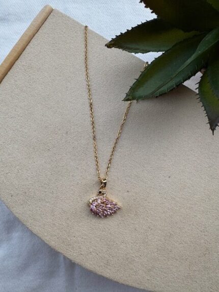 Χρυσό κολιέ με ροζ κυκνάκι